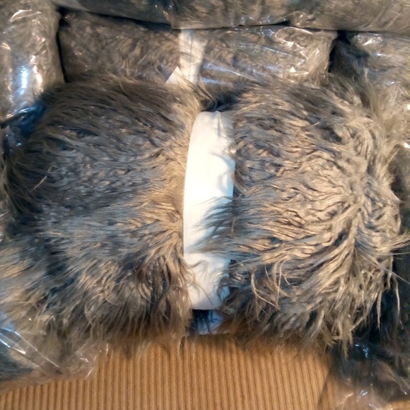 Project 62 Gray Faux Fur Throw Blanket - Picture 6 of 8